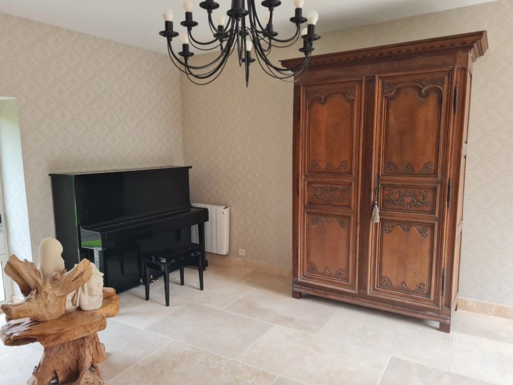 réalisation d'une salle compléte plafond et murs en papier peint