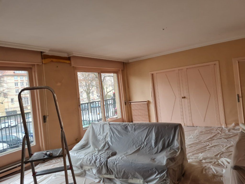 préparation d'une salle à manger qui était en revetement couleur saumon avec ces agraffe qui ont fait une grosse préparation et le résultat est en dessous.
