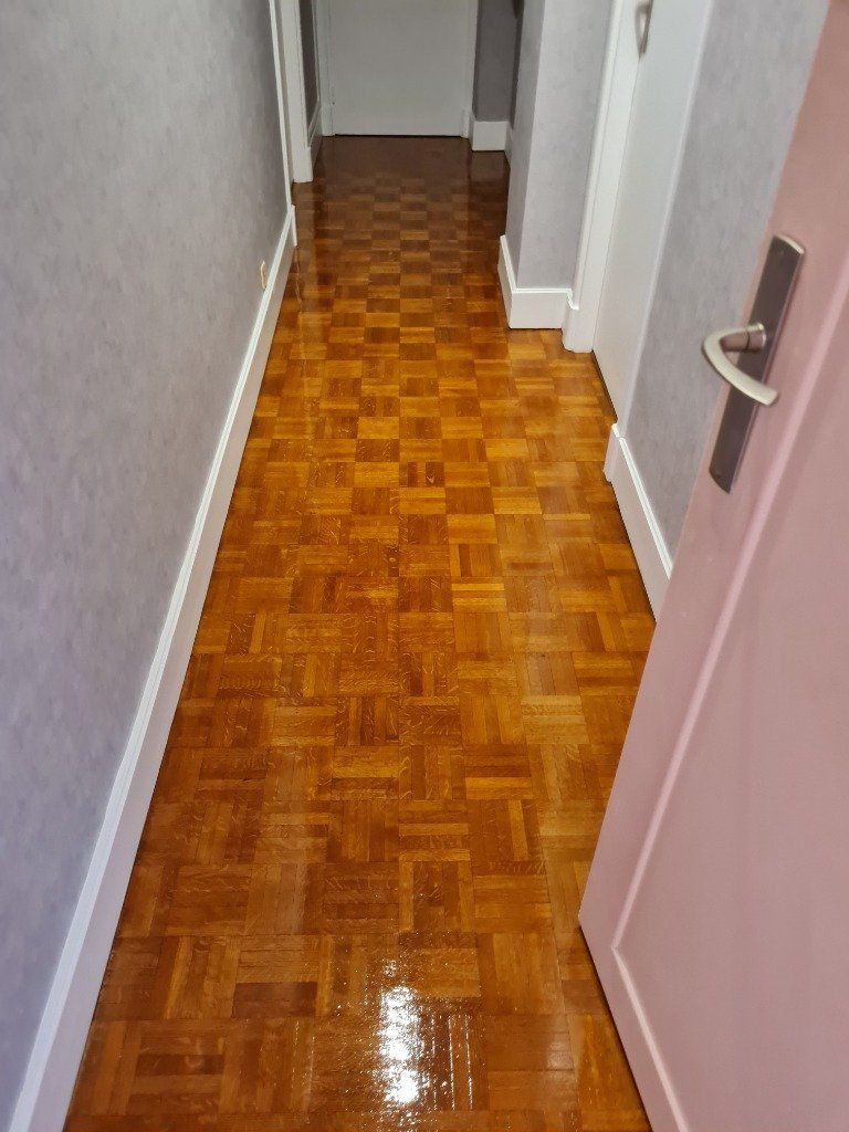 réalisation couloir d'un grand appartement du plafond  en papier peint  et vitrification de parquet et ces boiseries bien blanc