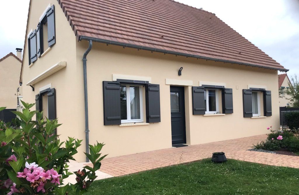 Ravalement de façade complet avec ces poutres noyer dans la masse