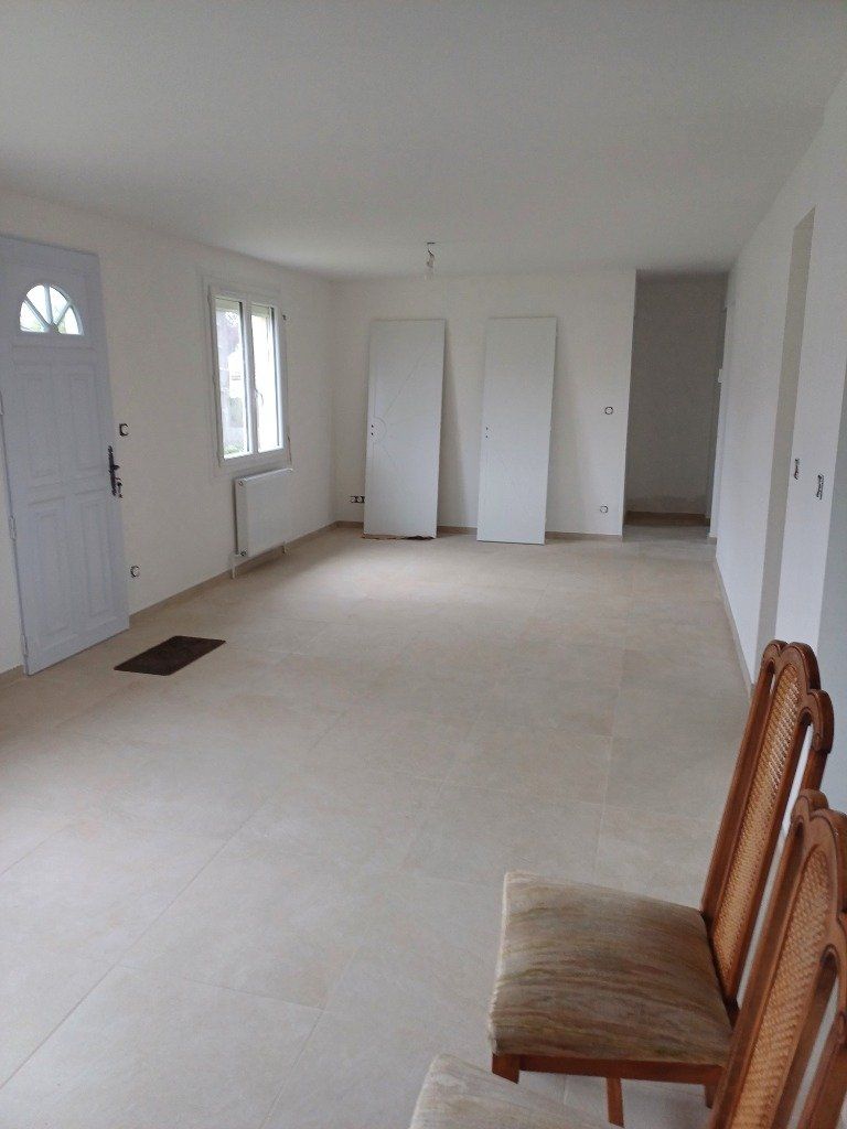 peinture compléte du sol au plafond et ces trois porte en blanc
peinture mate 78
et murs en prestyge velours de chez Aupinel